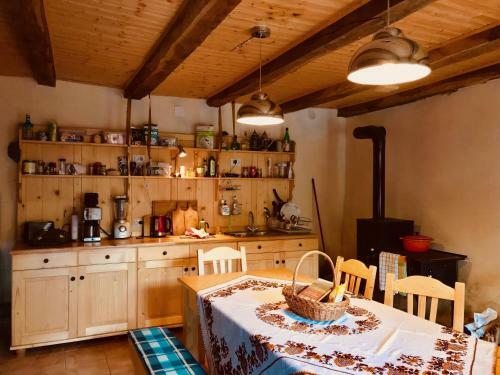Bed & Breakfast Lovely Old Transylvanian Cottage, Room 1