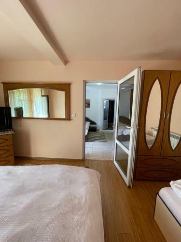 Hostal Gama Restaurant Cazare