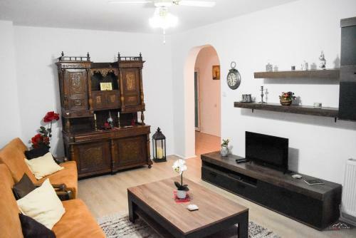 Spacious And Cozy 3bd+terrace Couples Apartment