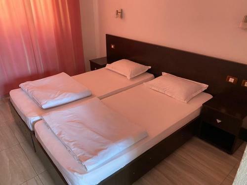 Hotel Vila II Poieni?a