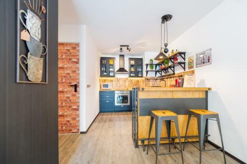 Art Gallery Apartment In Silver Mountain