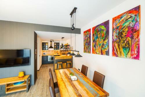 Art Gallery Apartment In Silver Mountain