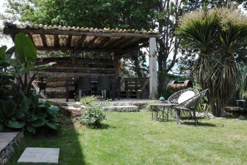 A Comfortable Rural Space In Beautiful Gardens