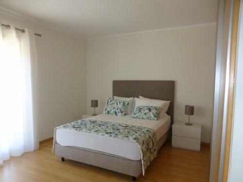 Algarve, T2 Apartment With Pool In Olh�o