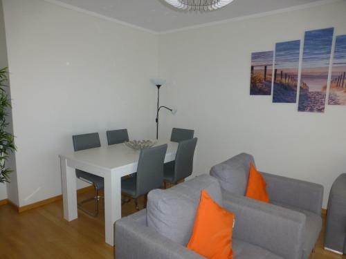 Algarve, T2 Apartment With Pool In Olh�o