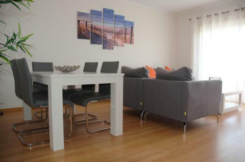 Algarve, T2 Apartment With Pool In Olh�o