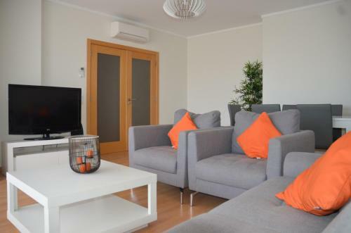 Algarve, T2 Apartment With Pool In Olh�o