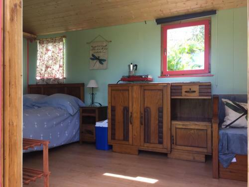 Gypsy Caravan - Shepherds Hut, Off Grid, River Views