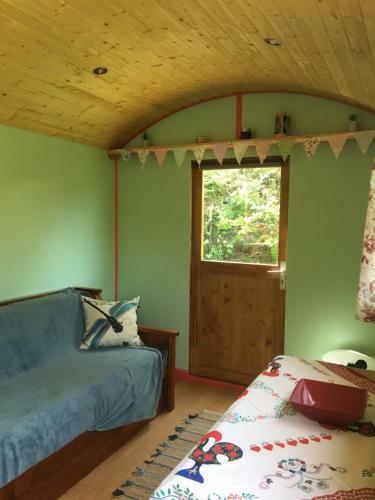 Gypsy Caravan - Shepherds Hut, Off Grid, River Views