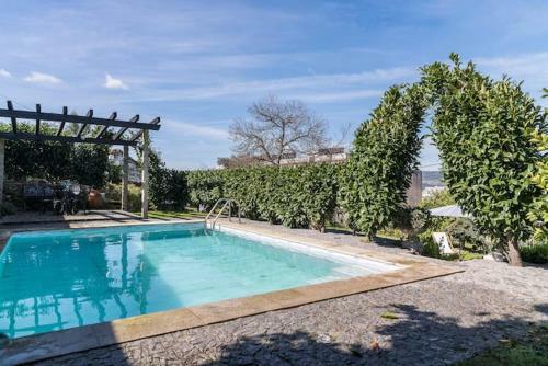 Pequena Casa R�stica Com Piscina