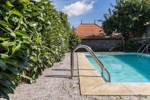 Pequena Casa R�stica Com Piscina