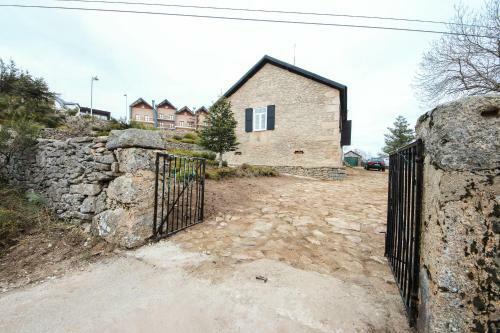 Mountain House/ Serra Da Estrela