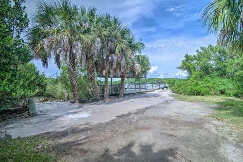 Apartamento Beachfront Cedar Key Retreat With Pool Access!