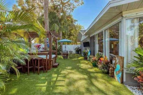 Villa Oasis Backyard With Hot Tub 4/2 Close To The Beach