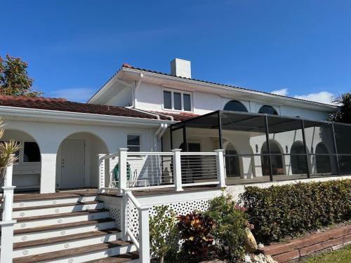 Villa Waterfront Paradise - Heated Pool, Amazing Sunsets!