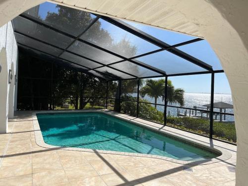 Villa Waterfront Paradise - Heated Pool, Amazing Sunsets!