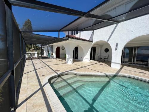 Villa Waterfront Paradise - Heated Pool, Amazing Sunsets!