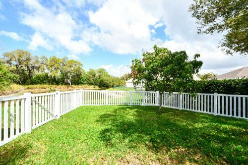 Private, Peaceful, Lakeside, Fully-fenced Yard