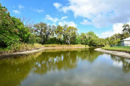 Private, Peaceful, Lakeside, Fully-fenced Yard