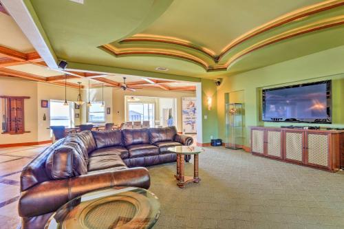 Lavish Clermont Home With Infinity Pool And Docks