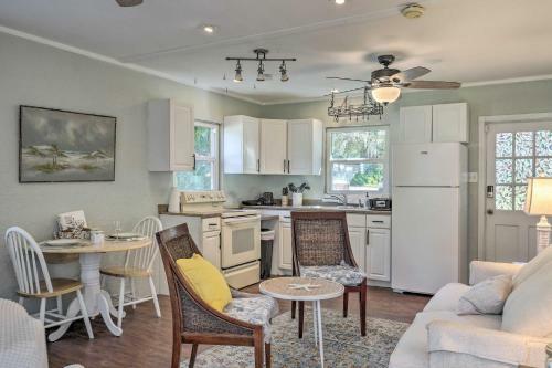 Cozy Crystal Beach Cottage Walk To Shoreline