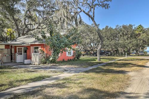 Cozy Crystal Beach Cottage Walk To Shoreline