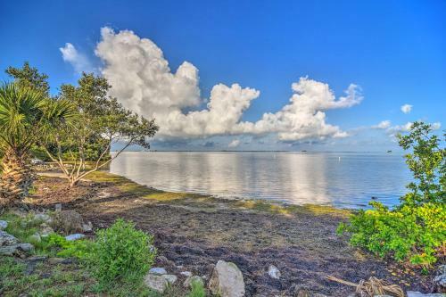 Crystal Beach Hideaway - Steps To The Sand!