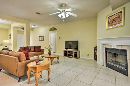 Sunny Fl Getaway On 1 Acre With Patio And Porch!