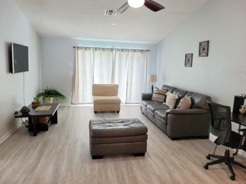 Beautiful Townhouse Easy Access To Everything.