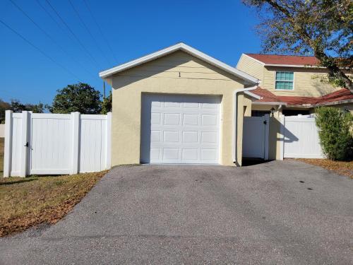 Beautiful Townhouse Easy Access To Everything.