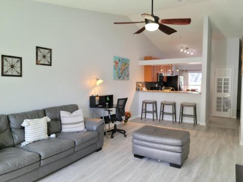 Beautiful Townhouse Easy Access To Everything.