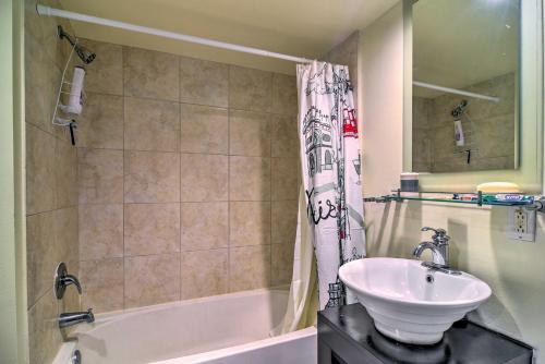 Apartamento Clearwater Condo Retreat About 4 Mi To Beach!