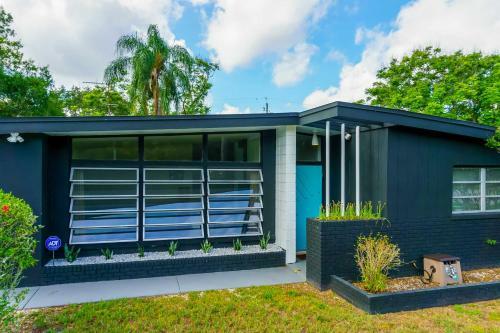 Mid-century Modern Home - 5 Miles To Beach!