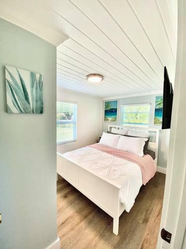 New! Modern Cozy Tiny Home W/ Pool. Pure Paradise