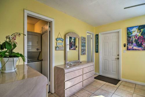 Comfy Dunedin Escape 1 Block To Main Street!