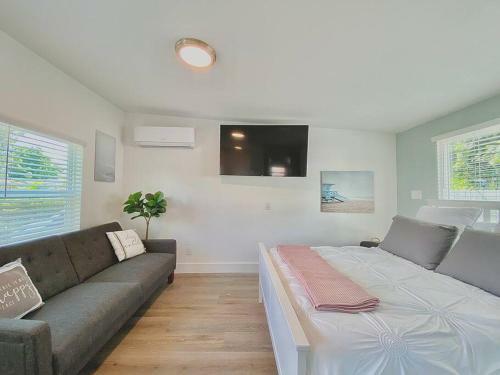 New! The Cutest Tiny Home W/ Pool. Couples Retreat
