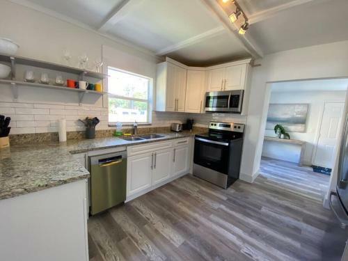 2-3bed/1b Cottage* Great Location, Private Yard, Parking