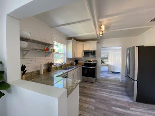 2-3bed/1b Cottage* Great Location, Private Yard, Parking