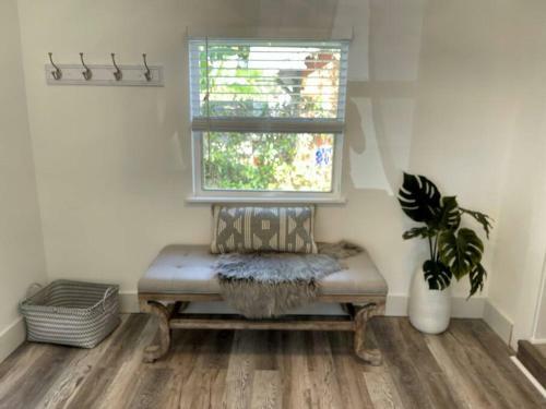 2-3bed/1b Cottage* Great Location, Private Yard, Parking