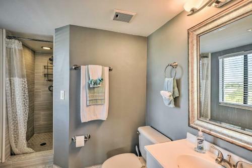 Apartamento Sleek Beachfront Getaway With Community Perks!