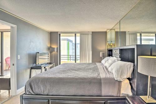 Apartamento Sleek Beachfront Getaway With Community Perks!