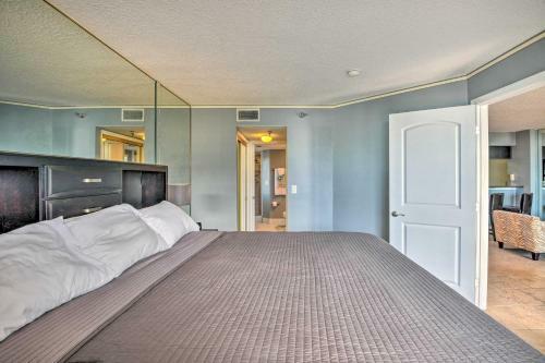 Apartamento Sleek Beachfront Getaway With Community Perks!