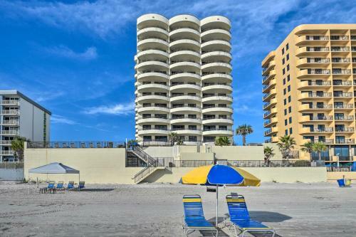 Apartamento Sleek Beachfront Getaway With Community Perks!