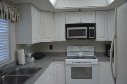 Immaculate Englewood Condo 1st Flr