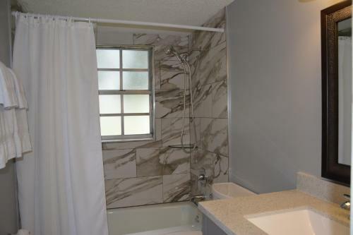 Immaculate Englewood Condo 1st Flr