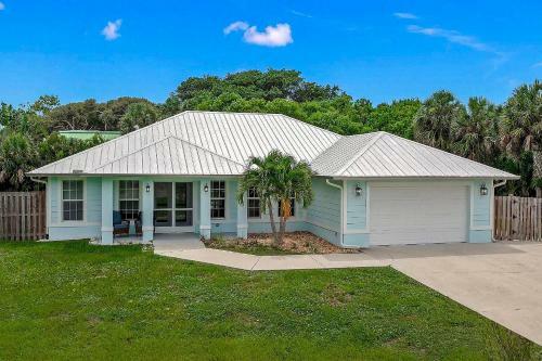 Bright Haven With Pool, Steps To Secluded Beach
