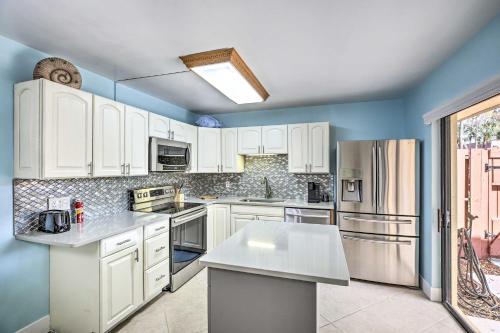 Beachy Fort Myers Townhome About 10 Mi To Ocean!