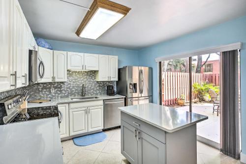 Beachy Fort Myers Townhome About 10 Mi To Ocean!