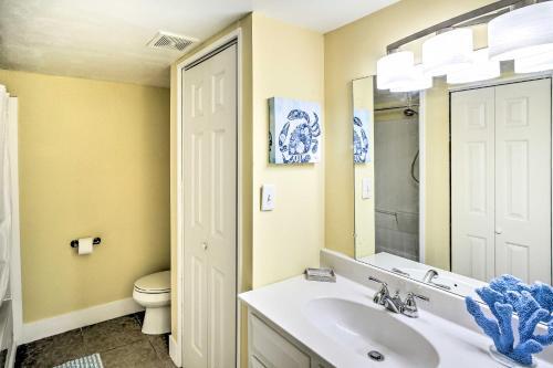 Beachy Fort Myers Townhome About 10 Mi To Ocean!