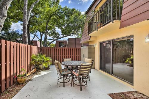 Beachy Fort Myers Townhome About 10 Mi To Ocean!